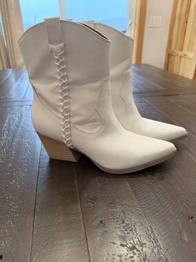 White Sz 9 Pointed Toe Ankle Shaft Fashion Western Cowboy Boots DV Koolson
